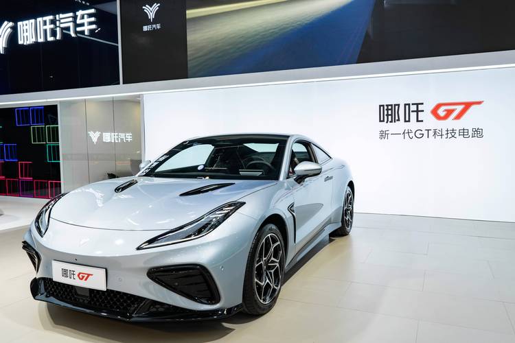 深圳197哪吒汽车在智能汽车领域的表现，领途汽车在新能源汽车市场中的影响力